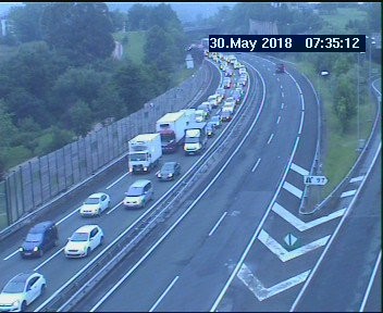 Bi orduz auto ilarak egon dira A8an, Zornotza parean