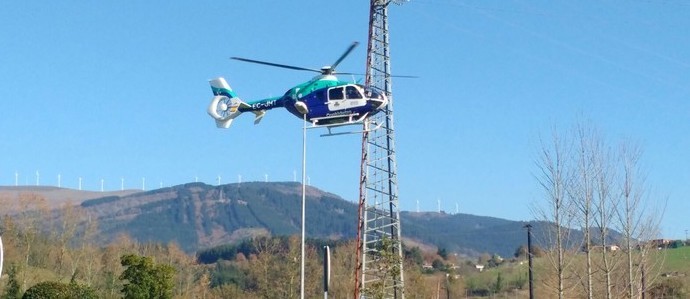 Juan Itziarko kalean gertatutako istripuaren ondorioz zauritu bat helikopteroan eraman dute Gurutzetako ospitalera