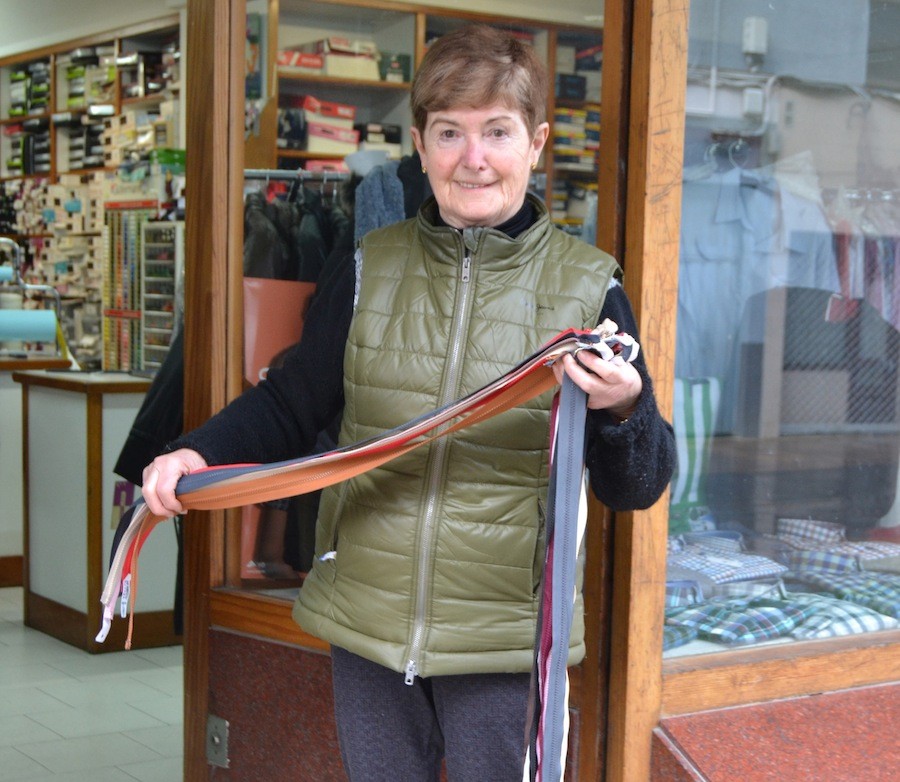 “Gaur egun interneten erosten dute gazteek, eta  horrek min handia egin du”