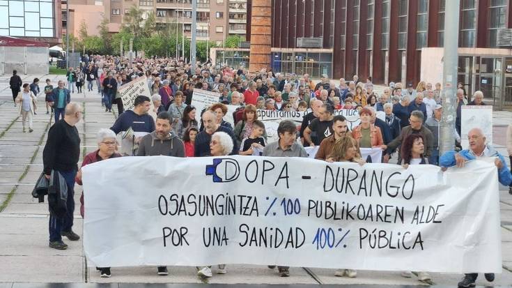 [BIDEOA] Manifestazio jendetsua egin dute Durangon kalitatezko osasun publikoa aldarrikatzeko