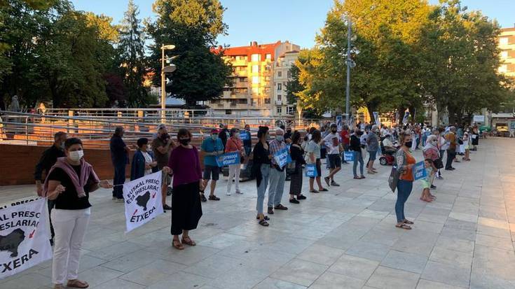 [ARGAZKI GALERIA] Euskal presoen baldintzak gogortu dituztela salatzeko elkarretaratzea egin dute Durangon