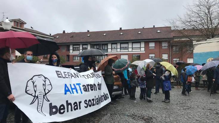 AHTren dirua beharrizan sozialetara bideratzea eskatu dute Atxondon eta Abadiñon