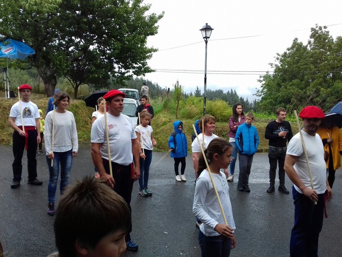 Hainbat belaunalditako auzokideek Dantzari-dantza parekidea dantzatu dute Amatzan - 10