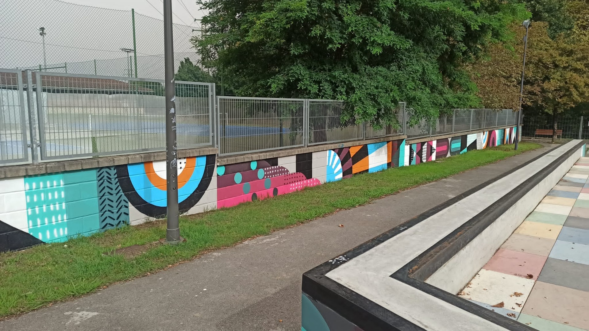 Txibitenako skate parkeko hormak margotu dituzte