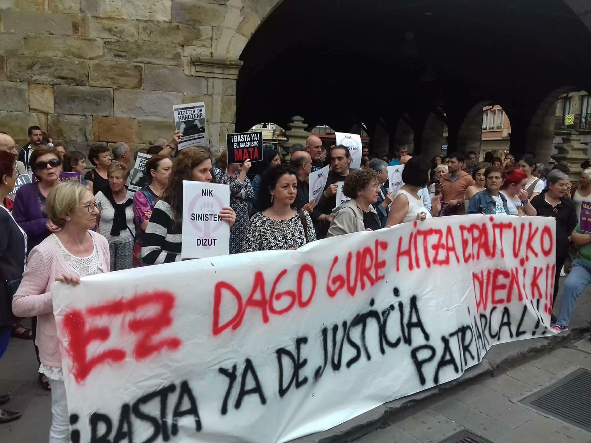 Zapatuan gertatutako erasoa gaitzetsi dute Plataforma Feministak deitutako elkarretaratzean